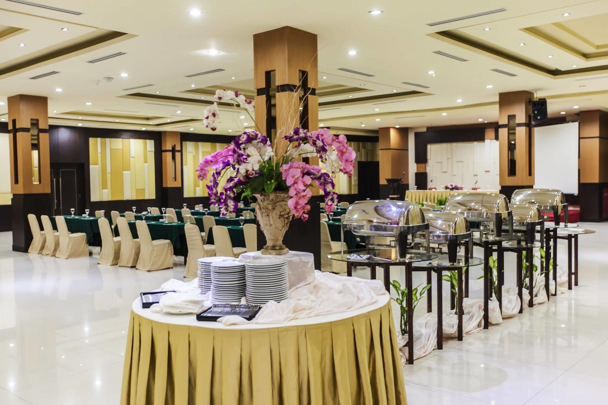 Orchardz Jayakarta Hotel Exterior photo