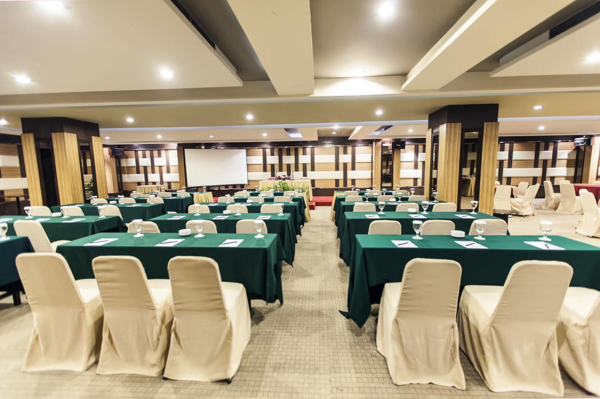 Orchardz Jayakarta Hotel Exterior photo