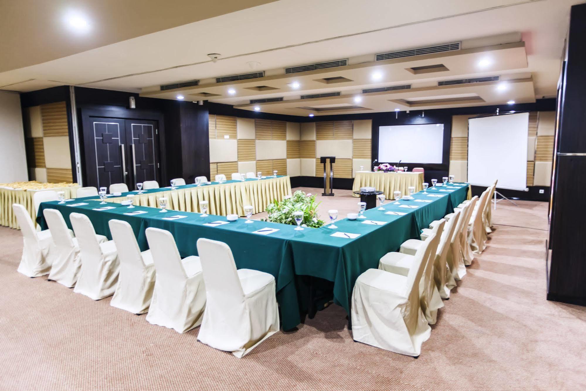 Orchardz Jayakarta Hotel Exterior photo